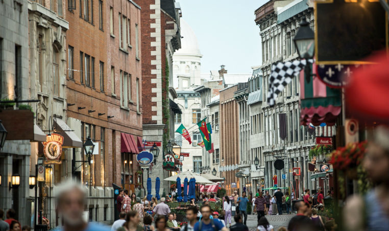 Une rue dans le vieux montréal